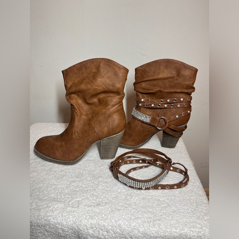 Daisy Fuentes, Sz 5.5 Brown Boots, Booties Western style Rhinestone accents. - Picture 2 of 9